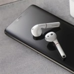 Huawei Mate 20 Pro se opět vystavuje. Tentokrát má boku okopírované AirPods a jednu tajemnou vlastnost